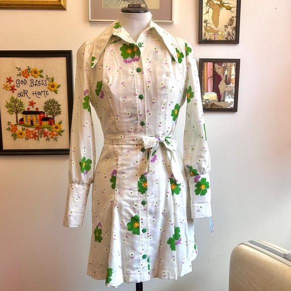 Vintage 1970s White Floral Shirt Dress – Mod Green & Purple Daisy Print – Belted - Picture 2 of 7
